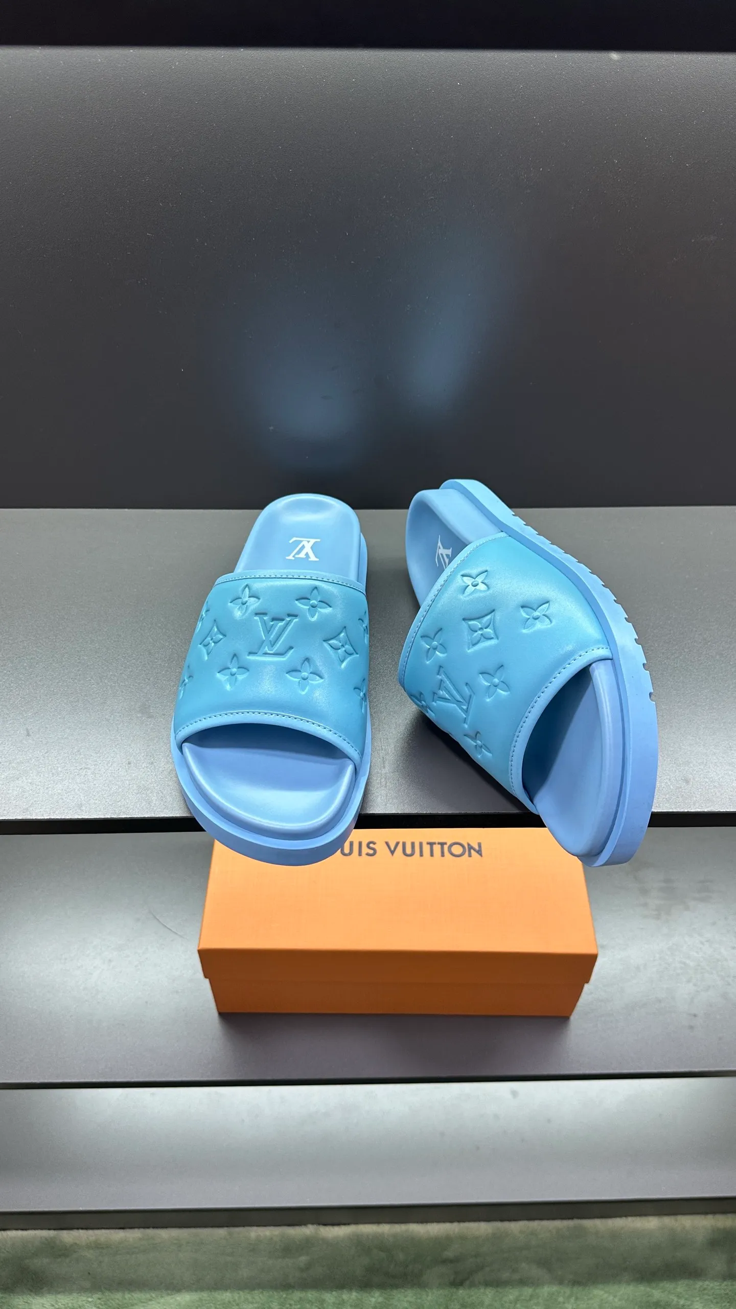 [L Home] P: 300💰Size: 38-45 Top purchasing lv men's summer slippers, classic presbyopia with soft real leather lining, unique color splicing effect, distinctive personality, fashionable and trendy essential style, light and comfortable. Lightweight and tough rubber insole, micro ridged foam outsole, super comfortable!